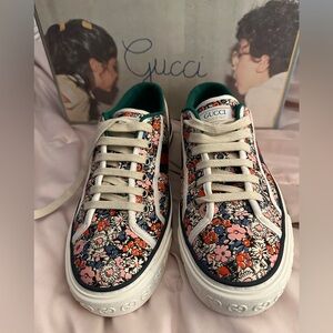 Gucci Floral Tennis 1977 Sneaker Men’s 7 (women’s 9.5/10)